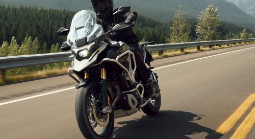 Triumph renouvelle son maxi-trail Tiger 1200 avec plus de puissance, plus de technologie et un style mis au gout du jour