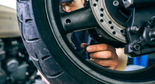 Comment bien contrôler la pression de ses pneus motos
