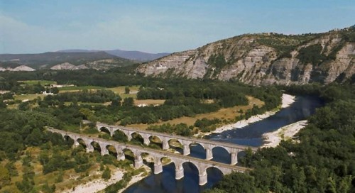 Une balade en Ardèche à travers différentes montagnes: Col de la Chavade, Col du Pendu, Col de Meyrand, Mont Gerbier de Jonc, mais aussi une arrêt au lac d'Issarlès.