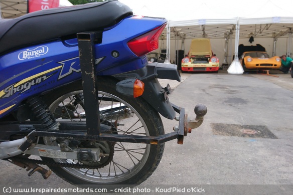 Un Suzuki Shogun 125 converti en remorqueur