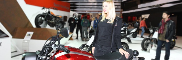 Hôtesse sur le salon