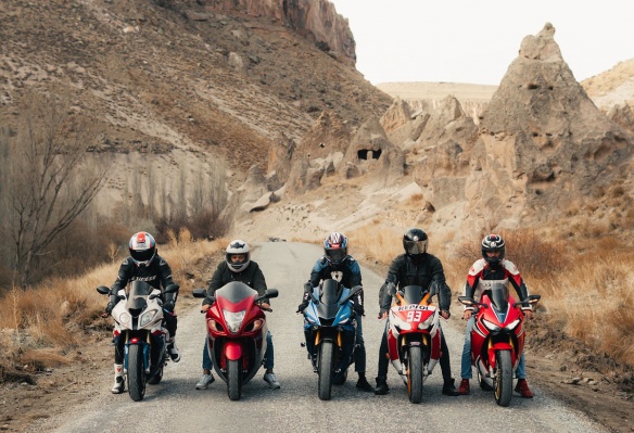 Sur la plaine immense, des millions de motards (c) photo : Emir An?k