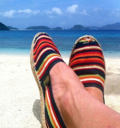En t-shirt et en espadrilles