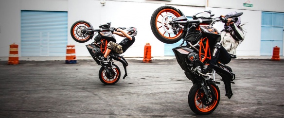 Je n'ai rien contre un petit wheeling en ville (c) photo : Pepe Tapia 12 followers