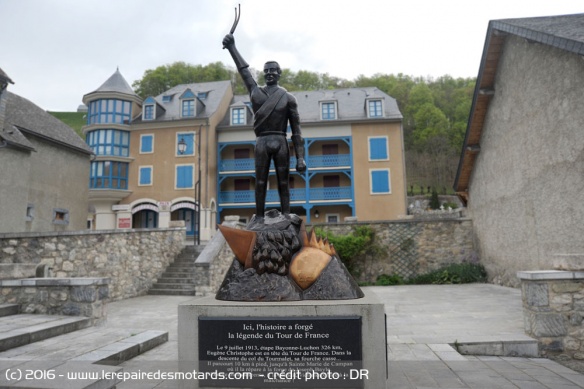 La statue du coureur brandissant sa fourche brisée