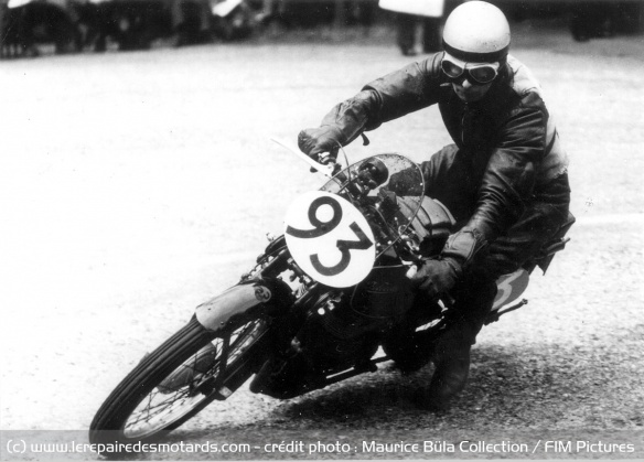 Bob Foster au guidon la Velocette 350