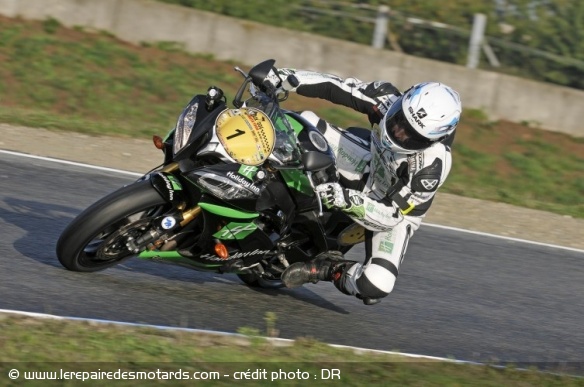 Denis Bouan au guidon de sa Yamaha R6 lors du Moto Tour 2012