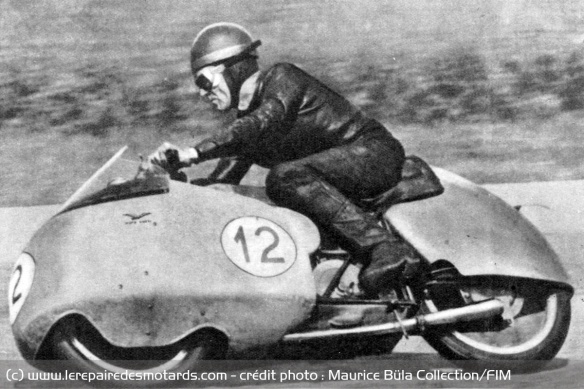 Fergus Anderson sur la Moto Guzzi 350GP en 1954 Fergus Anderson sur la Moto Guzzi 350GP en 1954