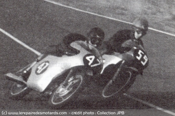 Jean-Pierre Beltoise en lutte auprès d'Eric Offenstadt. Une grande amitié unissait les deux champions