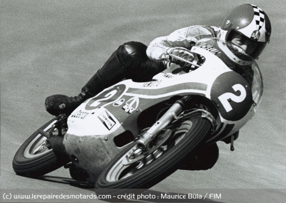 Dodds au guidon de sa Yamaha 250 lors du Grand Prix du Royaume-Uni 1974 Dodds au guidon de sa Yamaha 250 lors du Grand Prix du Royaume-Uni 1974