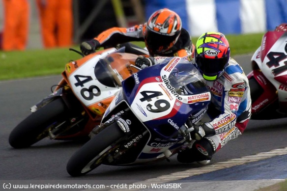 En 2000, Hodgson (48) profite de sa wild card pour aller décrocher sa 1re victoire en WSBK