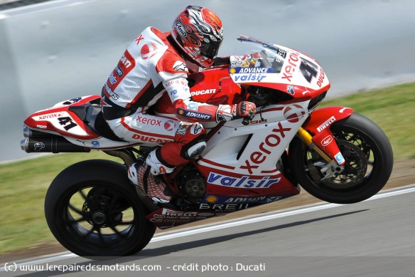 En 2009, Haga rate le titre pour 6 points sur la Ducati 1098 En 2009, Haga rate le titre pour 6 points sur la Ducati 1098