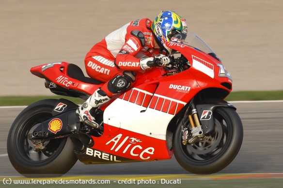 Revenu au WSBK, Bayliss inscrit son premier succès en MotoGP à Valence où il remplace Gibernau