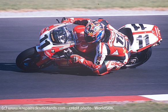 Troy Corser sur la Ducati officielle Troy Corser sur la Ducati officielle