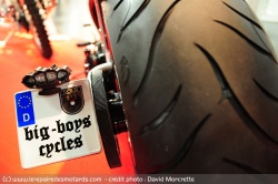 La plaque d'immatriculation sur le côté de la moto