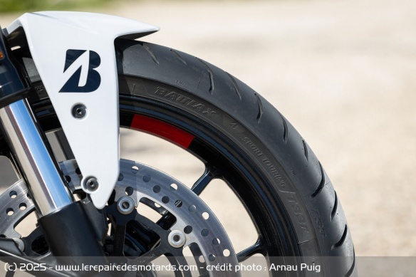 Le pneu Bridgestone Battlax T33 avant