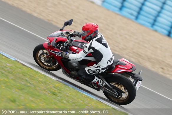 Le S22 en courbe sur la Honda Fireblade