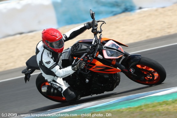 La KTM 1290 Super Duke R chaussée des Battlax Hypersport S22