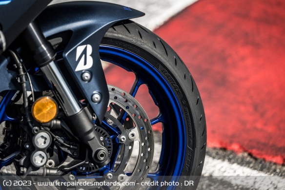Le pneu Bridgestone Battlax Hypersport S23 avant