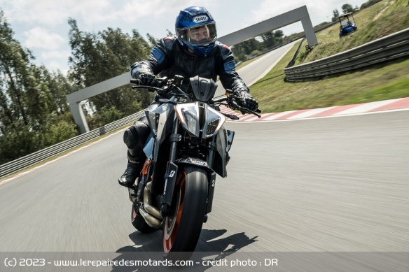 Essai du Bridgestone S23 sur la KTM 1290 Super Duke R
