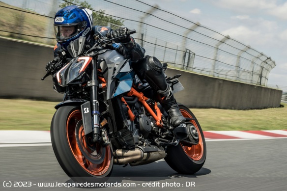Même sur une machine aussi exigeante que la KTM, le S23 se montre a son aise
