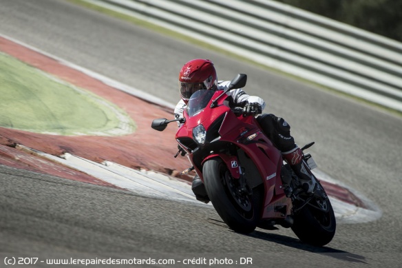 Essai du Bridgestone R11 sur la Suzuki GSX-R 1000