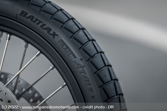 Le Bridgestone Battlax Adventure Trail AT41 avant