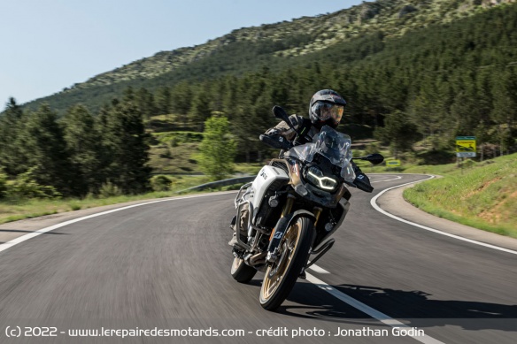 La BMW R 1250 GS conserve sa stabilité avec les AT41