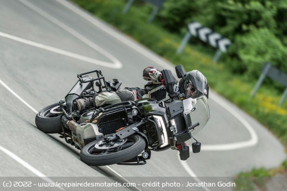 L'AT41 testé sur route avec la Harley-Davidson Pan America 1250