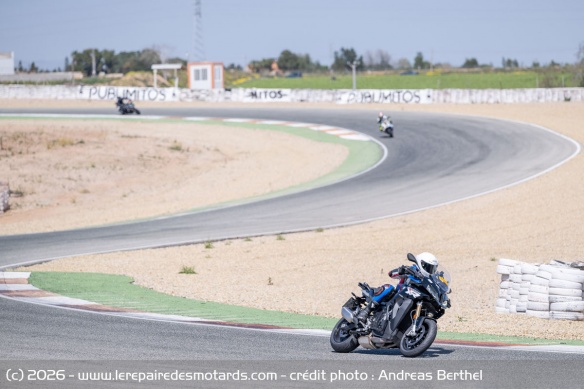 Chauss&eacute;es des Continental, la XR suit facilement sa trajectoire