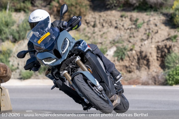 Le ContiSportAttack 5 s'appr&eacute;cie particuli&egrave;rement sur les routes sinueuses