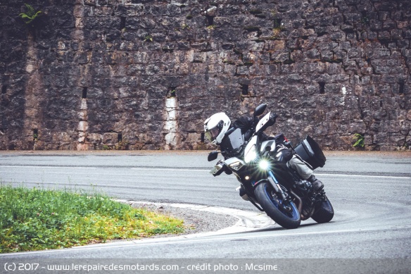 Essai du Continental Road Attack 3 sur petite route