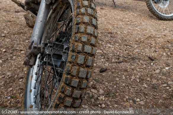 L'espacement entre les crampons permet de bonnes transitions des chemins vers la route