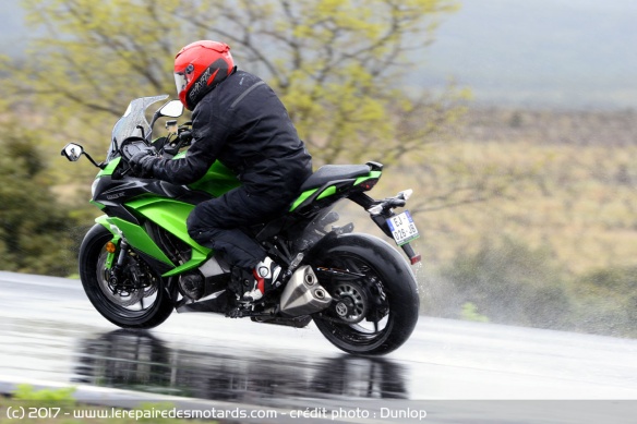 Le grip reste très bon sur route malgré la pluie