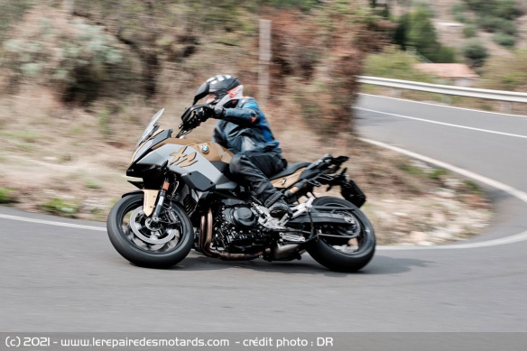Essai comparatif pneus Metzeler Roadtec 01 SE et Sportec M9 RR