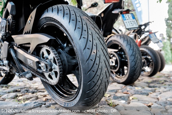 Metzeler Roadtec 01 SE arrière