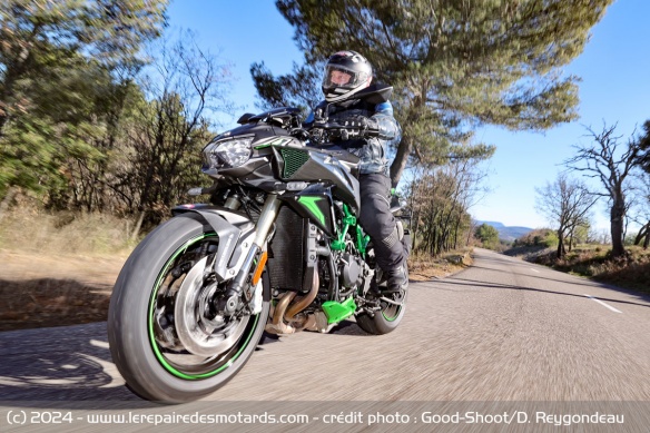 La Kawasaki Z H2 SE chaussée en Metzeler Roadtec 02
