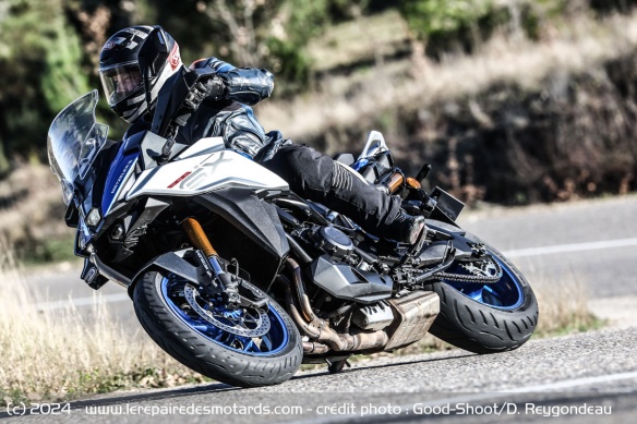 La Suzuki GSX-S 1000 GX chaussée en Metzeler Roadtec 02