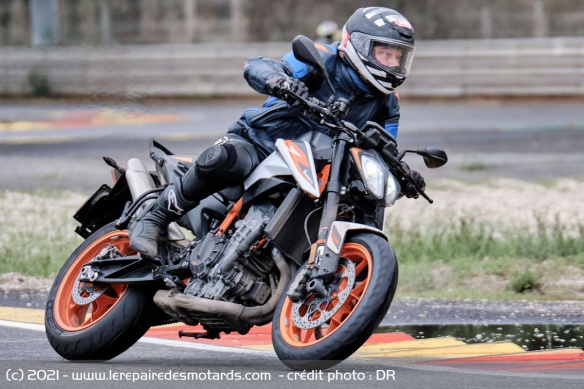 Essai pneu Metzeler M9 RR sur KTM Duke
