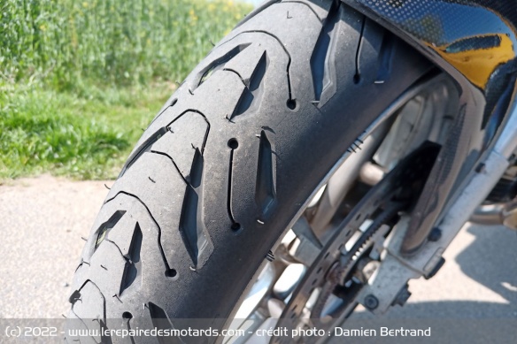Le pneu avant Michelin Road 6