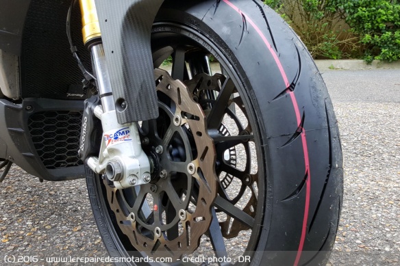 Test : pneus Mitas SportForce+, pneu avant neuf