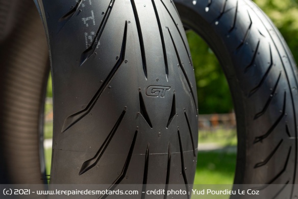 Pirelli assure que le dessin découle du pneu pluie du WorldSBK