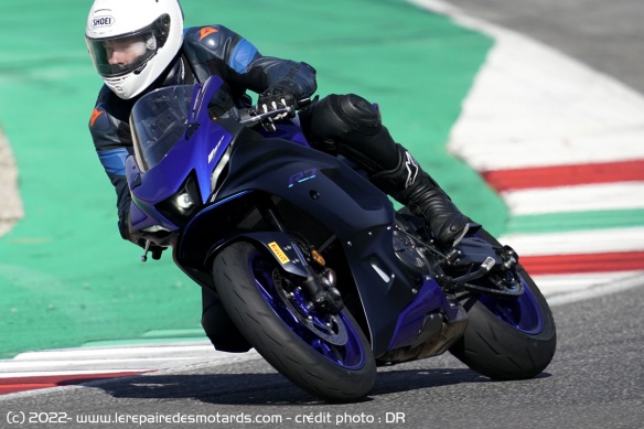 Mise en chauffe avec la Yamaha R7 sur le circuit