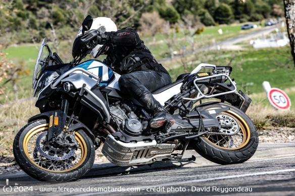 Le Scorpion Trail III se montre assez silencieux sur route