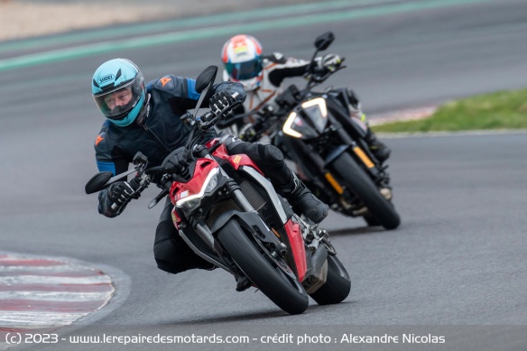 Essai du pneu Pirelli Diablo Supercorsa V4 SP sur le circuit de Magny-Cours