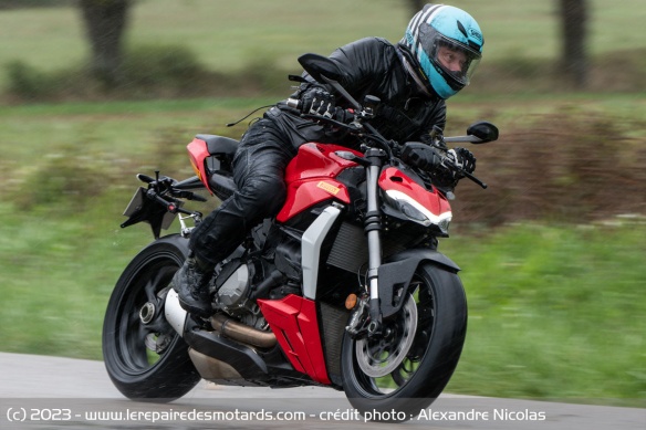 En emmène ensuite le pneu sur route en Ducati et Suzuki GSX-S