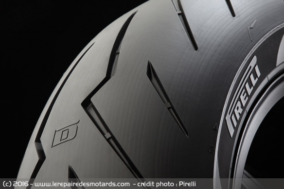 Sculpture pneu Pirelli Diablo Rosso III