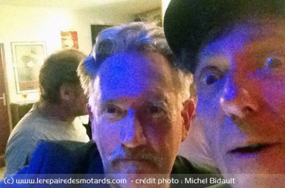 Le selfie qui fait peur ! Benoît Delépine et Michel Bidault trinquent au Repaire des Motards !