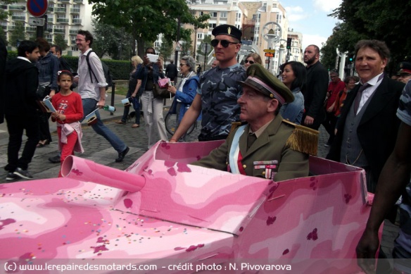 Belle opération du président Grolandais (accompagné de son premier ministre), envahissant la rue de Crimée à bord de son char d'assaut personnel ! 