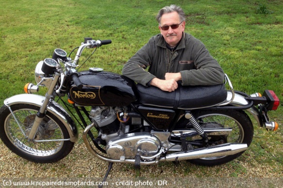Delépine couve sa 750 Commando. En vraie Anglaise, conduite à droite et sélecteur à gauche !